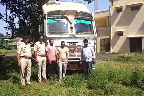 जब्त किया गया कंटेनर और गिरफ्तार आरोपी व पुलिस टीम.