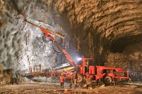 कच्चे तेल की कीमतों में बढ़ोतरी कम करने के लिए सरकार अब ऑइल रिजर्व की क्षमता बढ़ाने पर विचार कर रही है.