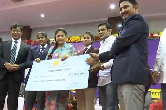 खिलाड़ि‍यों को सम्‍मानित करते हुए यशोधरा राजे और सुशील कुमार.