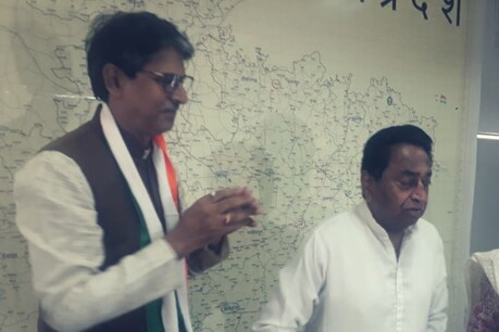 पूर्व विधायक ने दिया बीजेपी को झटका, थामा कांग्रेस का हाथ पूर्व विधायक ने दिया बीजेपी को झटका, थामा कांग्रेस का हाथ