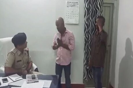 कोरिया: पार्किंग को लेकर दो गुटों में तलवारबाजी, मामला दर्ज कोरिया: पार्किंग को लेकर दो गुटों में तलवारबाजी, मामला दर्ज