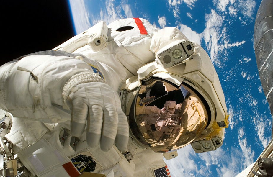  अंतरिक्ष में छह महीने बिताने के बाद अंतरिक्षयात्री अपनी वास्तविक ऊंचाई से लगभग तीन प्रतिशत लंबे हो जाते हैं. इसकी वजह ये है कि उन पर पृथ्वी के गुरुत्वाकर्षण का कोई असर नहीं रहता है, जिससे उनका कद बढ़ जाता है. हालांकि ये अस्थायी है और जमीन पर लौटने के कुछ ही महीनों के भीतर कद वापस पहले जैसा हो जाता है.