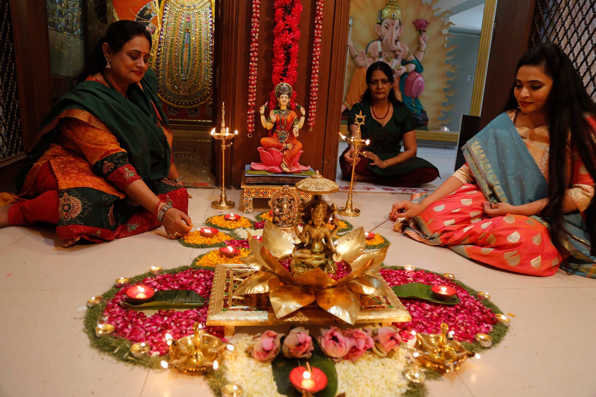 Happy Diwali: दीपावली की रौनक से बाजार गुलजार, देखें दीयों से दुकानों तक की  PHOTOS-Happy Diwali Deepawali s buzz see photos from lamps to shops