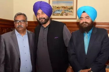  पंजाब के मंत्री और पूर्व क्रिकेटर नवजोत सिंह सिद्धू हाल ही में पाकिस्तान में करतारपुर गलियारे के शिलान्यास समारोह में गए थे. वहां उनके साथ एक खालिस्तान अलगाववादी नेता (गोपाल सिंह चावला) द्वारा खिंचाई गईं तस्वीरें सामने आईं, जिसके बाद वे और 'खालिस्तानी आंदोलन' फिर चर्चा में है. जानिए कौन थे खालिस्तानी आंदोलन के बड़े नेता और कौन सी थीं वे घटनाएं, जिन्हें खालिस्तान आंदोलन से जोड़कर देखा जाता है. (IMAGE: सिद्धू के साथ गोपाल सिंह चावला)