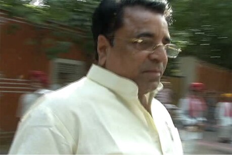 सीएमआर से बाहर आते मंत्री हेमसिंह भड़ाना। फोटो : न्यूज 18 राजस्थान ।