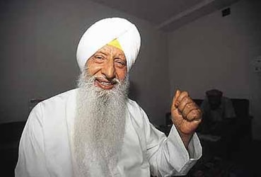  जगजीत सिंह चौहान- 1971 में जगजीत सिंह चौहान ने अमेरिका जाकर वहां के अखबार में खालिस्तान राष्ट्र के तौर पर एक पेज का विज्ञापन प्रकाशित कराया था. 1980 के बाद लंदन में उसने खालिस्तान का देश का डाकटिकट भी जारी किया. 1978 में जगजीत ने अकालियों के साथ मिलकर आनंदपुर साहिब के नाम संकल्प पत्र जारी किया, जो अलग खालिस्तान देश को लेकर था. (IMAGE: फेसबुक पेज Yes Punjab से)