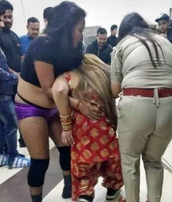  तब अस्पताल में भर्ती राखी ने हरियाणा के एक न्यूज चैनल को दिए इंटरव्यू में कहा था कि वह अब तनुश्री को नहीं छोड़ेंगी. दरअसल राखी एक रेसलिंग मैच के लिए पंचकूला गई हुई थीं. यहां जब फाइट के बाद रेसलर ने चुनौती दी तो राखी रिंग में आ गईं. राखी डांस करते-करते रेसलर को देख रही थीं. इस पर रेसलर गुस्से में आ गई और राखी को पटक दिया था.