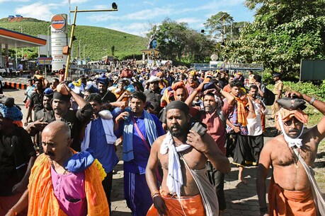 फिर खुले सबरीमाला मंदिर के द्वार, पर कोई महिला नहीं कर सकी पार फिर खुले सबरीमाला मंदिर के द्वार, पर कोई महिला नहीं कर सकी पार