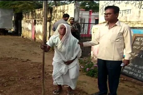 सुकमा के दोरनापाल में 100 साल की बुजुर्ग महिला ने किया मतदान