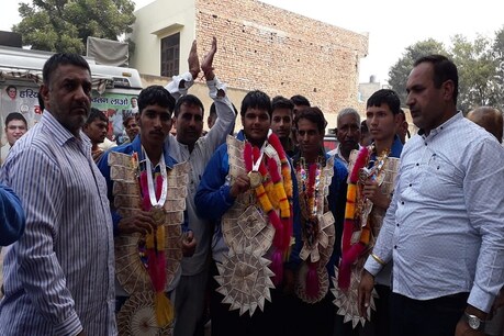 ओपन एशियन गेम्स में टोहाना के 4 पहलवानों ने जीते गोल्ड मेडल, हुआ भव्य स्वागत ओपन एशियन गेम्स में टोहाना के 4 पहलवानों ने जीते गोल्ड मेडल, हुआ भव्य स्वागत