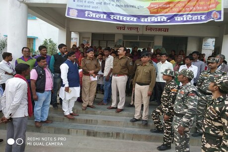 बैंक कर्मचारियों को गोलियों से भूनकर लूटे डेढ़ लाख रुपए, एक की मौके पर हुई मौत बैंक कर्मचारियों को गोलियों से भूनकर लूटे डेढ़ लाख रुपए, एक की मौके पर हुई मौत