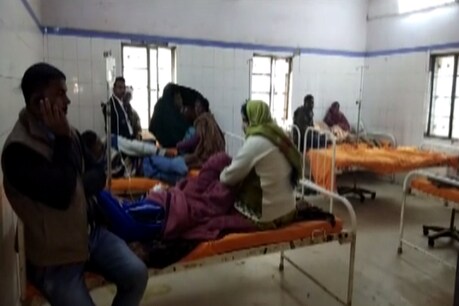बीच बचाव करने आए बुजुर्ग को मारी गोली, बेटी को राइफल के बट से पीटा बीच बचाव करने आए बुजुर्ग को मारी गोली, बेटी को राइफल के बट से पीटा