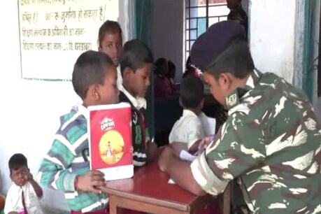 बच्चों को पढ़ाते सीआरपीएफ जवान
