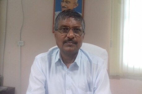 डीसी दिलीप कुमार झा (फाइल फोटो)