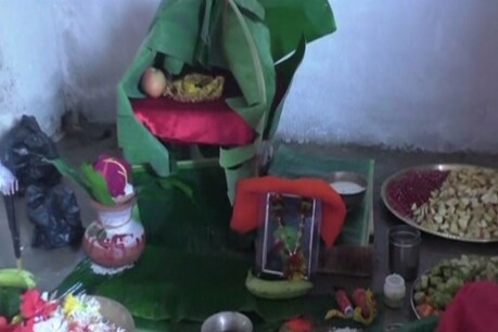 तोते की मौत पर किया था श्राद्ध कर्म अब एक साल बाद हिंदू विधि-विधान से कराई बरसी तोते की मौत पर किया था श्राद्ध कर्म अब एक साल बाद हिंदू विधि-विधान से कराई बरसी