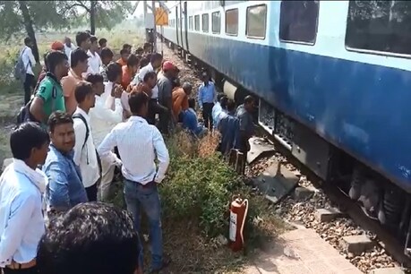 ट्रेन में लगी आग बुझाते रेलवे कर्मचारी