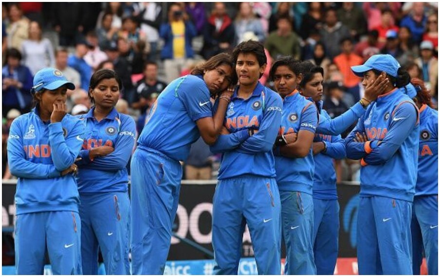  स्पिनर्स के अनुकूल हैं पिचें: वेस्टइंडीज में खेली जा रही वर्ल्ड टी20 में पिचों का मिजाज स्पिन गेंदबाजों के अनुकूल है. वहीं भारतीय टीम के पास बेहतरीन स्पिन गेंदबाजों की फौज है जो विपक्षी टीम को आंखें जमाने का मौका नहीं दे रही है. ऑस्ट्रेलिया के खिलाफ मैच में टीम इंडिया ने चार स्पिनर्स उतारे थे और सिर्फ अरुंधती रेड्डी ही एक तेज गेंदबाज के तौर पर खेली थीं. जैसा कि कैरेबियन में गर्मी में कोई कमी नहीं आई है इसलिए आने वाले मैचों में पिचों के और धीमे होने की संभावनाएं हैं. ऐसे में टीम इंडिया के पास इंग्लैंड को सेमीफाइनल में हराते हुए फाइनल जीतने के पूरे मौके होंगे.