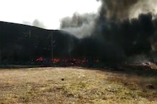 VIDEO: पटाखे की चिंगारी से साबुन फैक्ट्री में लगी आग, लाखों का नुकसान