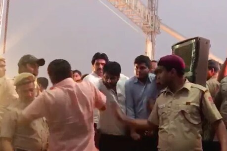 मनोज तिवारी को धक्का देते अमानतुल्ला खान (Video Grab)