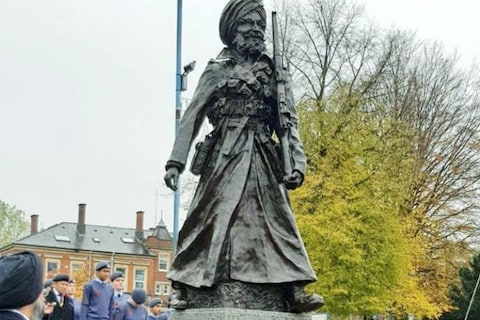 सिख सैनिक की मूर्ति (image: facebook)