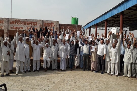 सरकार के खिलाफ नारे लगाते किसान