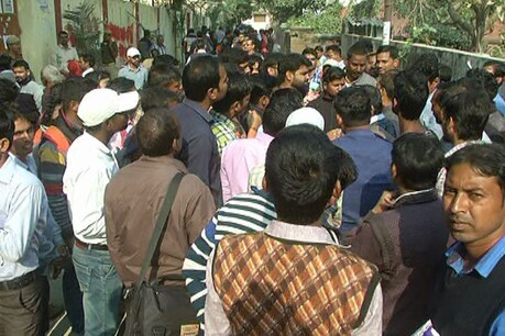 अपनी मांग को लेकर अभ्यर्थी लगातार परीक्षा नियामक प्राधिकारी कार्यालय के बाहर डटे हुए हैं