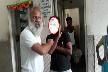 शादी का झांसा देकर यौन शोषण करने वाले पर क्रोध जताते सामाजिक कार्यकर्ता हेमन्त यादव