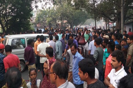 दुर्घटना में दो युवकों की मौत के बाद सड़क पर उतरी ग्रामीणों की भीड़