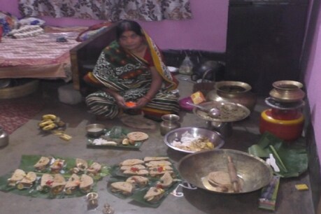 धनबाद शहर के एक घर में छठव्रता महिला खरना करती हुई