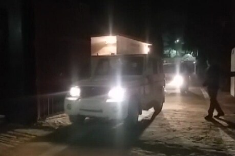 बंदी की आत्महत्या की खबर के बाद दौड़ते हुए पहुंचे प्रशासनिक अधिकारी