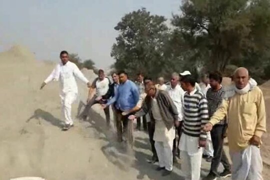 मौके पर घटिया सामग्री देख भड़के किसान