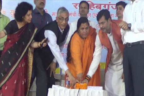 नवनिर्मित सरकंडा नदीघाट विकास परियोजना और मसकलैया शवदाह गृह का बटन दबा कर उदघाटन करतीं केंद्रीय मंत्री उमा भारती