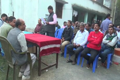 अपने ही डीसीपी के खिलाफ पाकुड़ थाने में बैठक करते पुलिसकर्मी