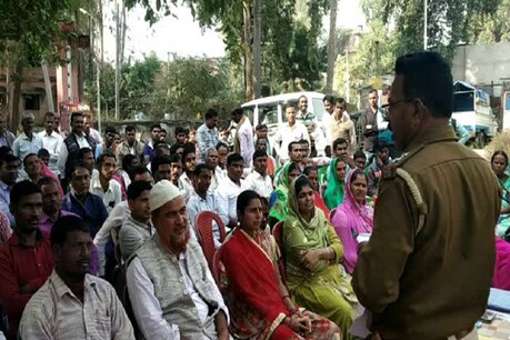 थाने में क्षेत्र के पंचायत प्रतिनिधियों के साथ बैठक करती पुलिस