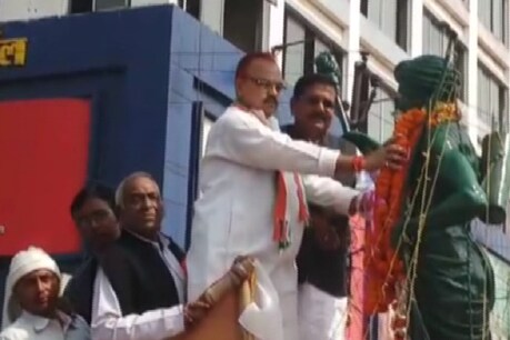 बिरसा मुंडा की जयंती पर उनको श्रद्धासुमन अर्पित करते कांग्रेसी