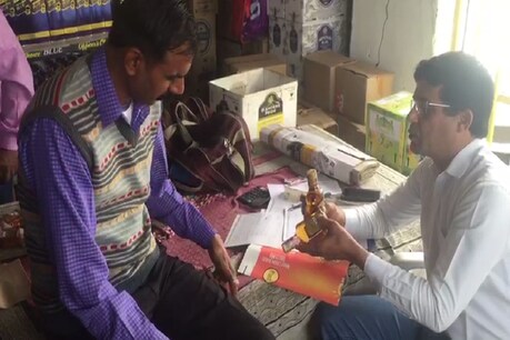 एक ठेके पर शराब के सैंपल सील करते डिप्टी सीएमओ कृष्ण कुमार