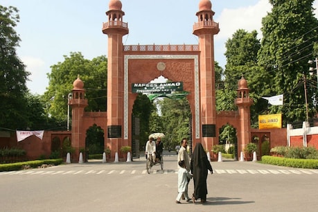 पाकिस्तानी नागरिक को अवार्ड देने के नाम पर AMU में शुरू हुआ विवाद पाकिस्तानी नागरिक को अवार्ड देने के नाम पर AMU में शुरू हुआ विवाद