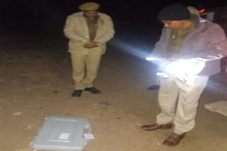 बारां में सड़क पर मिली ईवीएम और मौके पर पहुंची पुलिस।फोटो : न्यूज 18 राजस्थान ।