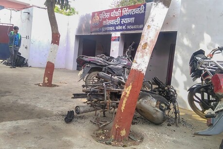 हिंसा के दौरान उपद्रवियों ने चौकी में भी तोड़फोड़ की थी.