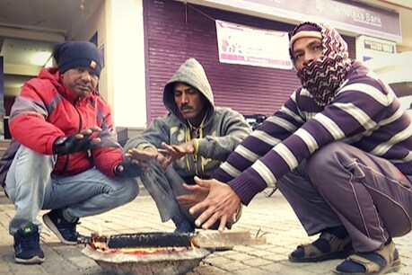 भोपाल में अलाव तापते लोग