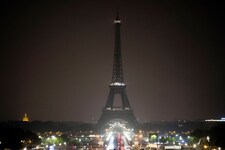 पेरिस में दंगे के चलते एफिल टावर को बंद रखा जाएगा