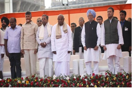 मंच पर मौजूद कांग्रेस अध्यक्ष राहुल गांधी और अन्य दलों के नेता.फोटो : न्यूज 18 राजस्थान ।