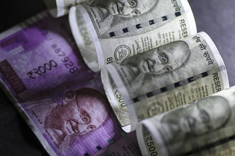नहीं थम रही रुपये में गिरावट! एक अमेरिकी डॉलर की कीमत 72.20 रुपये हुई नहीं थम रही रुपये में गिरावट! एक अमेरिकी डॉलर की कीमत 72.20 रुपये हुई