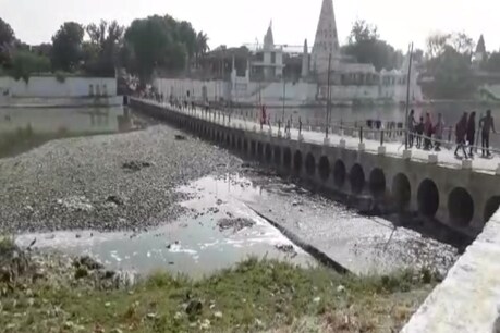 घाटों पर गंदगी और बदबूदार पानी, बस यही है अब शिवना की पहचान घाटों पर गंदगी और बदबूदार पानी, बस यही है अब शिवना की पहचान