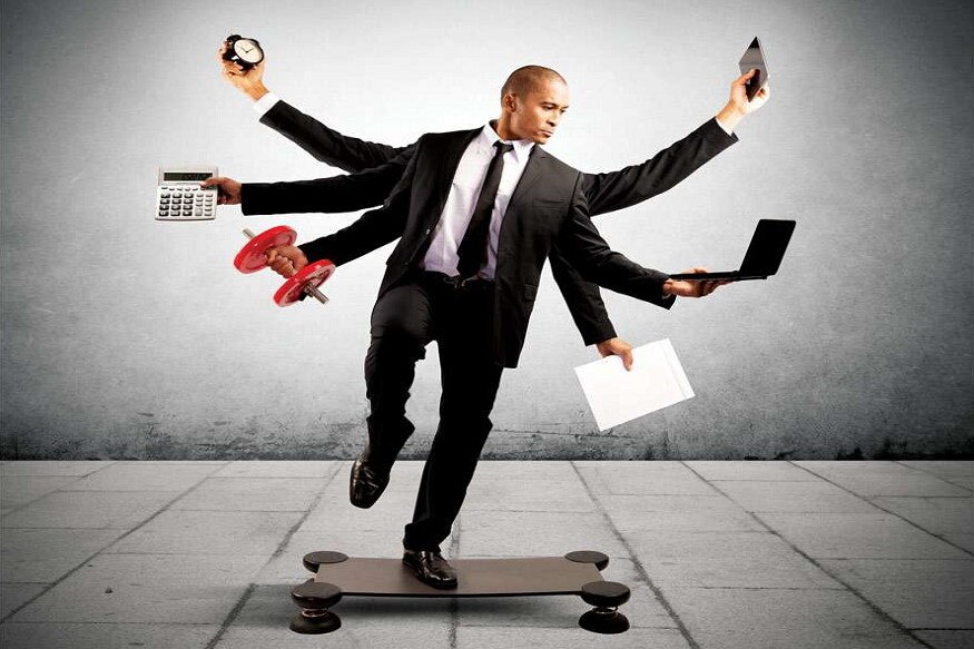 कई बार जीवन की यादें और यादें खुद को दूर करने के लिए भी लोग खुद को जरूरत से ज्यादा बिजी कर लेते हैं।  (फोटो कैनवा)