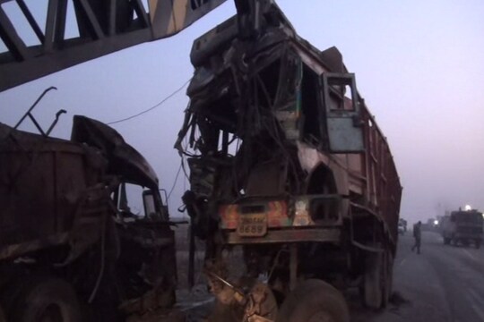 सरायकेला में दो ट्रकों की बीच हुई भीषण टक्कर, दो की मौत