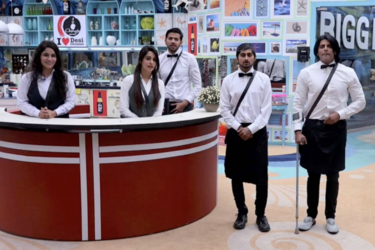  'बिग बॉस सीजन 12' अब अपने आखिरी मोड़ पर है जिसकी वजह से घर में कई दिलचस्प टास्क करवाए जा रहे है. मगंलवार के एपिसोड में बिग बॉस के घर को एक होटल में बदल दिया गया और घरवालों को होटल में आए हुए सिलेब्रिटी की फरमाइशें पूरी करने का काम दिया गया. लेकिन ये टास्क घरवालों के लिए आसान नहीं था क्योंकि घर में आए सिलेब्रिटी भी कम नहीं थे...