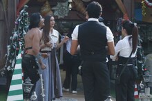 BIGG BOSS: गौहर खान के सामने शर्टलेस हुए करणवीर, फ्लर्ट करने पर मिली नसीहत