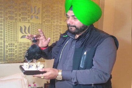 कैप्टन अमरिंदर से मिले सिद्धू, पाकिस्तान से लाए स्पेशल तोहफा किया भेंट कैप्टन अमरिंदर से मिले सिद्धू, पाकिस्तान से लाए स्पेशल तोहफा किया भेंट