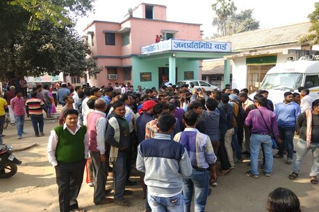 शूटआउट @ आरा : अंधाधुंध फायरिंग कर सरेआम दो लोगों को मारी गोली, व्यवसायी की मौत शूटआउट @ आरा : अंधाधुंध फायरिंग कर सरेआम दो लोगों को मारी गोली, व्यवसायी की मौत